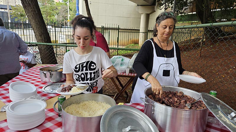 270425 Ato e canto pela vida 2025 almoço fotoRita