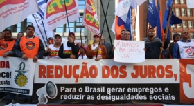 Protestos sindicais cobram menos juros