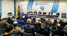 Engenheiros debatem infraestrutura de telecomunicação e emaranhado de cabos